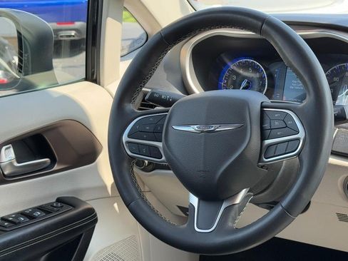 Used 2022 Chrysler Voyager LX FWD image 14