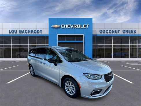 Used 2024 Chrysler Pacifica Touring-L image 2