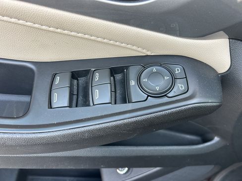 Used 2022 Chevrolet Traverse LT FWD image 21