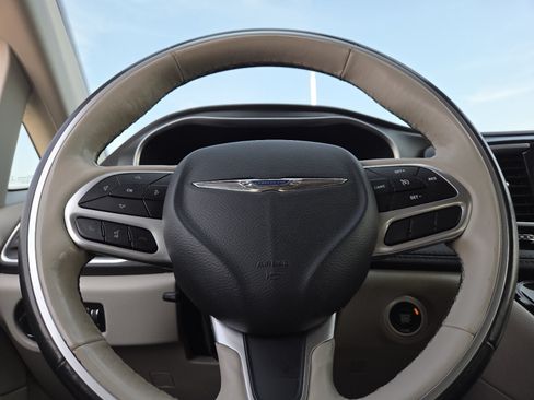 Used 2020 Chrysler Pacifica Limited FWD image 28