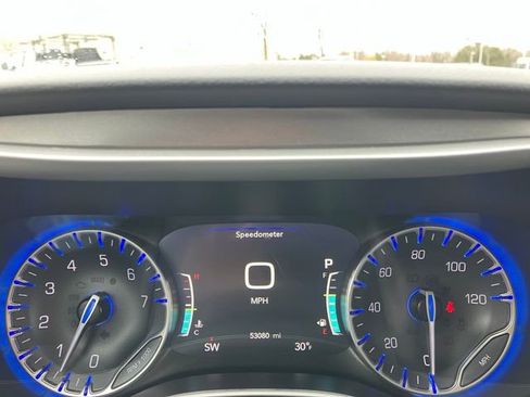 Used 2024 Chrysler Pacifica Touring-L image 6