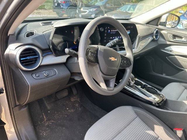 Used 2024 Chevrolet Trax LT FWD image 19