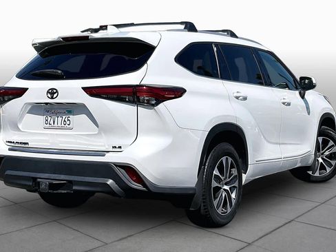 Used 2022 Toyota Highlander XLE FWD image 12