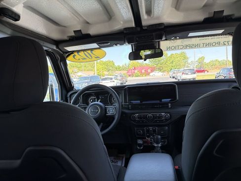 Used 2025 Jeep Gladiator Mojave w/ Convenience Group AWD/4WD image 10