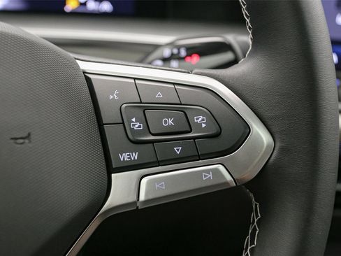 Used 2025 Volkswagen Tiguan SE w/ Panoramic Sunroof Package AWD/4WD image 26