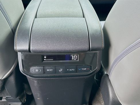 Used 2023 Toyota Highlander Bronze Edition image 18