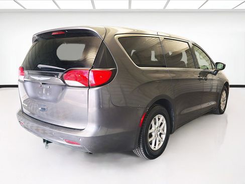 Used 2017 Chrysler Pacifica Touring FWD image 4