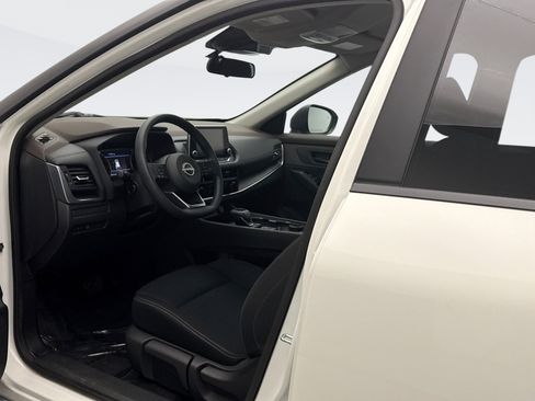 Used 2023 Nissan Rogue S image 10