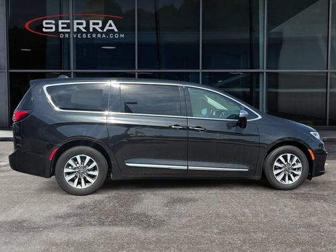 Used 2023 Chrysler Pacifica Limited FWD image 6