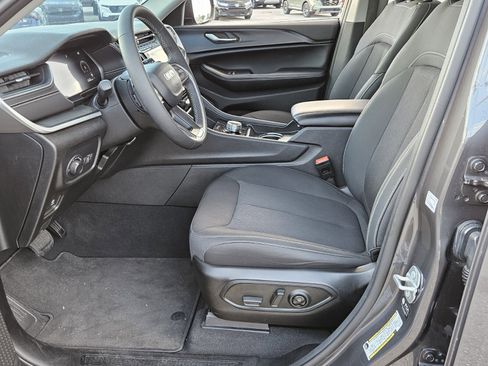 Used 2024 Jeep Grand Cherokee Laredo X image 10