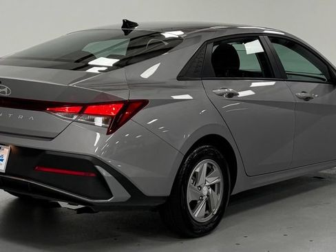 Used 2025 Hyundai Elantra SE FWD image 3