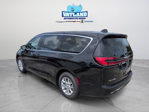 New 2026 Chrysler Pacifica Select image 6