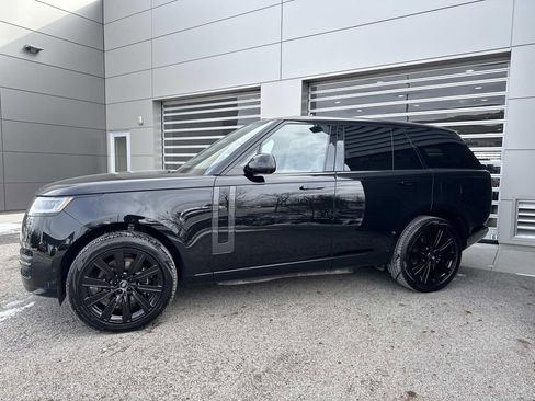 Used 2025 Land Rover Range Rover SE AWD/4WD image 3
