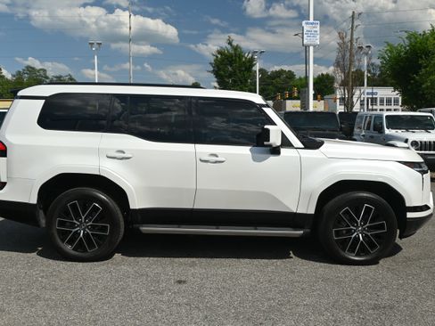 Used 2024 Lexus GX 550 w/ Cold Area Package image 11