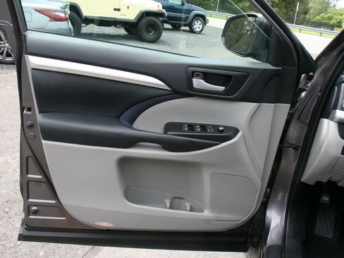 Used 2019 Toyota Highlander XLE AWD/4WD image 33