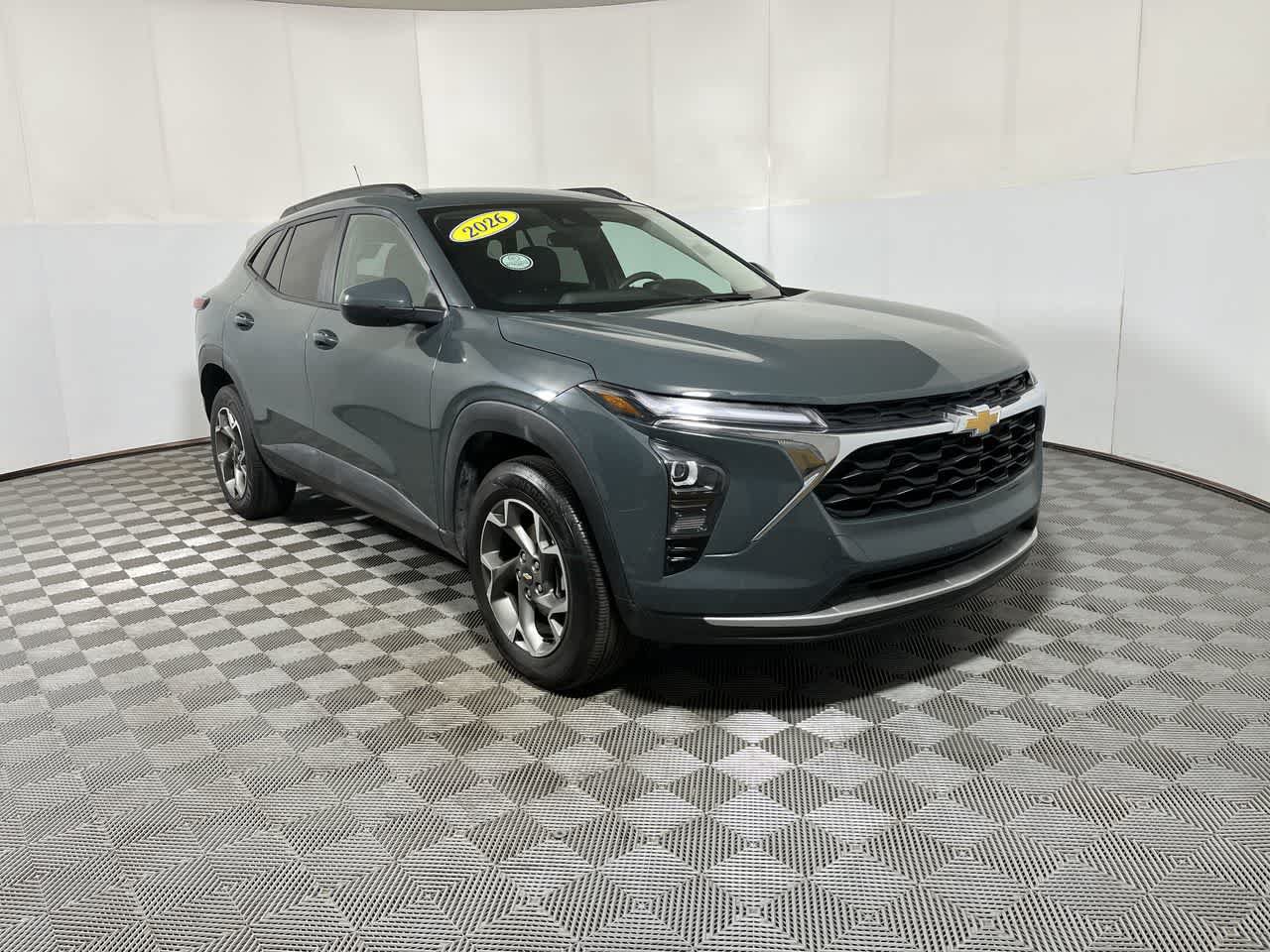 Used 2026 Chevrolet Trax LT FWD image 2