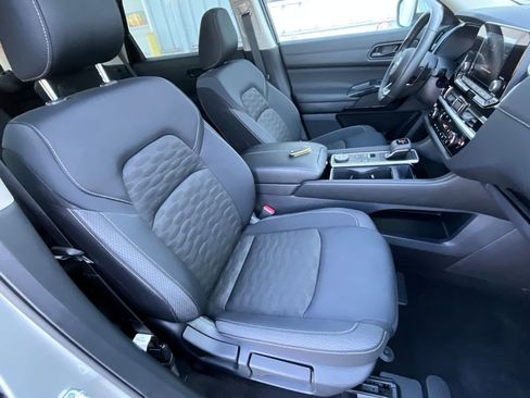 Used 2025 Nissan Pathfinder SV w/ SV Premium Package image 22