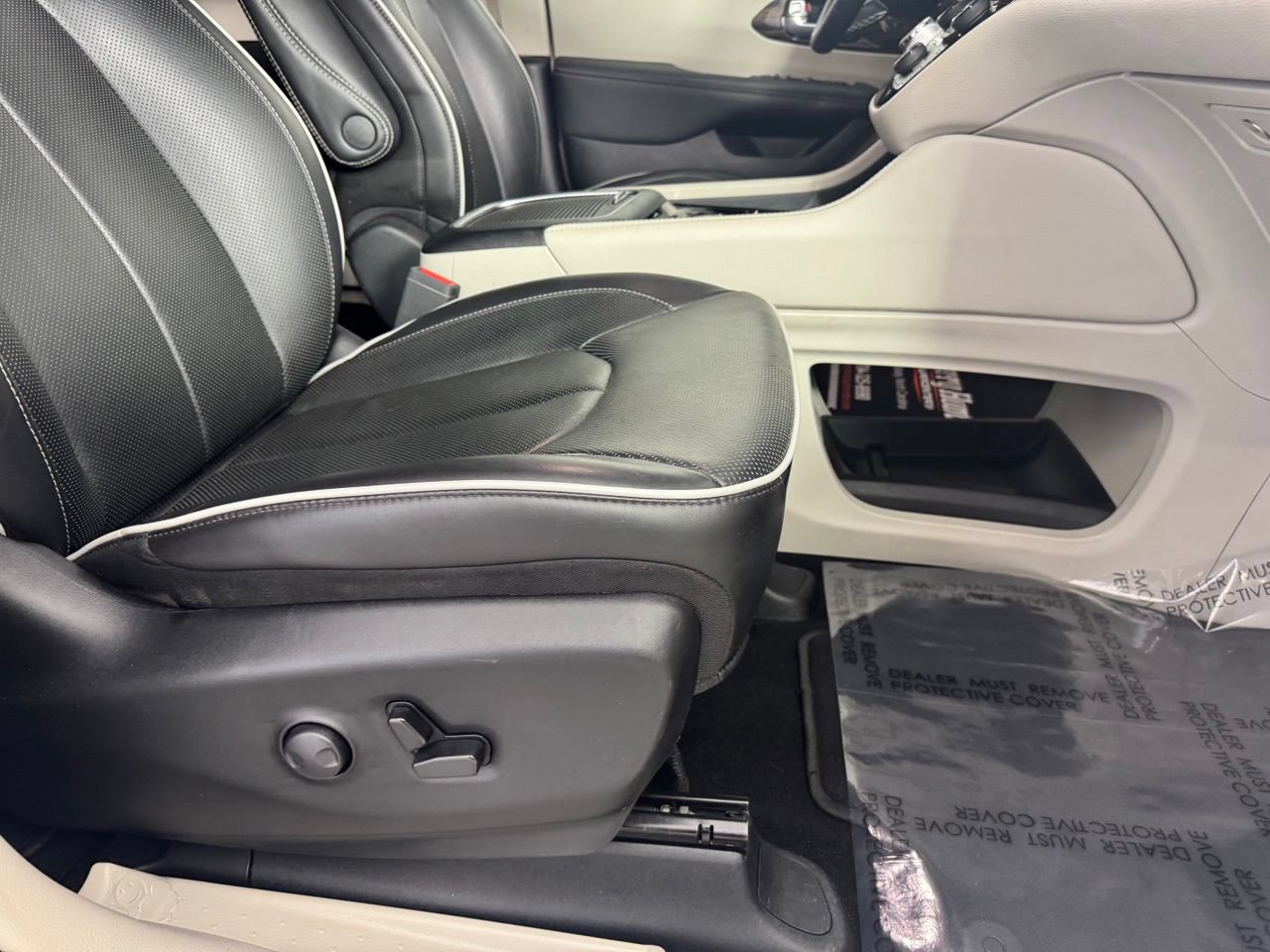 Used 2024 Chrysler Pacifica Limited FWD image 30