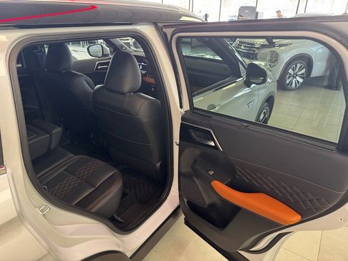 New 2025 Mitsubishi Outlander SEL image 13