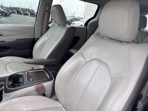 Used 2017 Chrysler Pacifica Touring-L Plus w/ Advanced Safetytec Group image 14