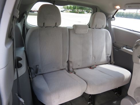 Used 2016 Toyota Sienna LE FWD image 36