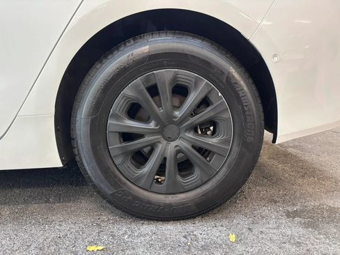 Used 2022 Toyota Prius LE FWD image 6