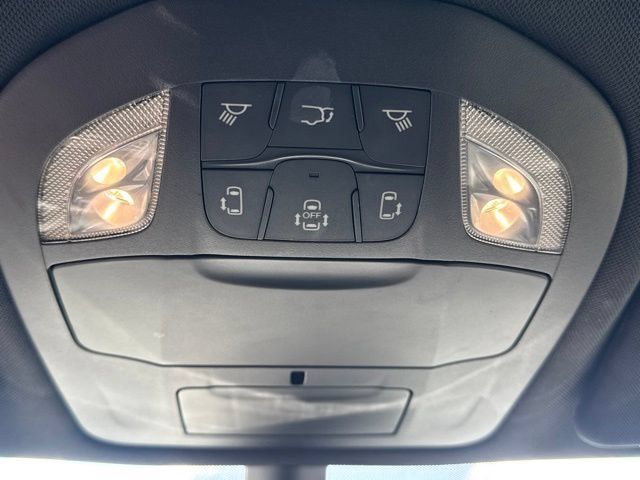 Used 2025 Chrysler Pacifica Select FWD image 17