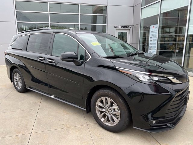 Used 2025 Toyota Sienna XLE w/ XLE Plus Package AWD/4WD image 1