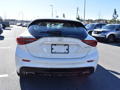 Used 2017 INFINITI QX30 Premium w/ Navigation Package image 8