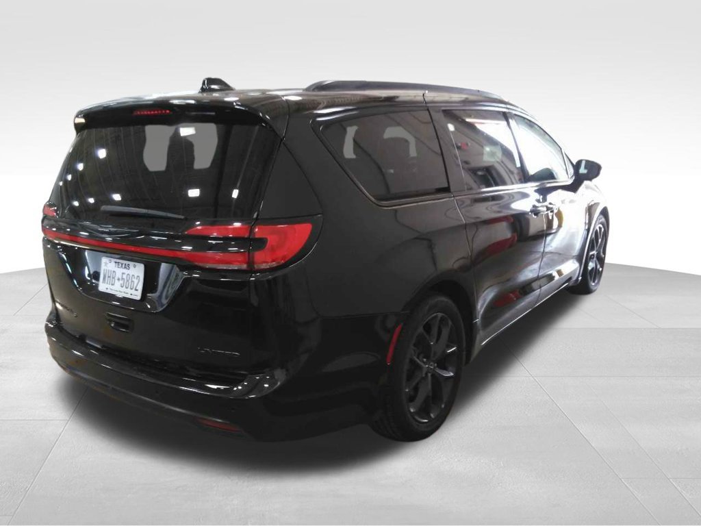 Used 2025 Chrysler Pacifica Limited FWD image 2