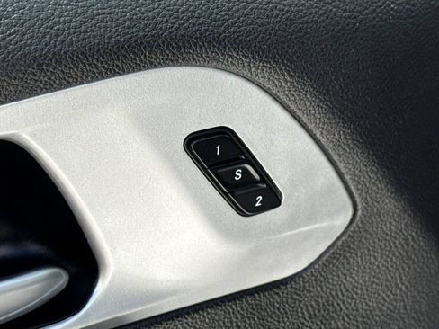 Used 2024 Chrysler Pacifica Limited FWD image 23