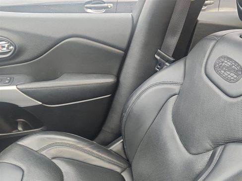 Used 2017 Jeep Cherokee Overland w/ Technology Group image 16