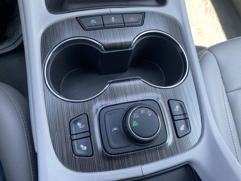 Used 2023 GMC Acadia SLT image 32