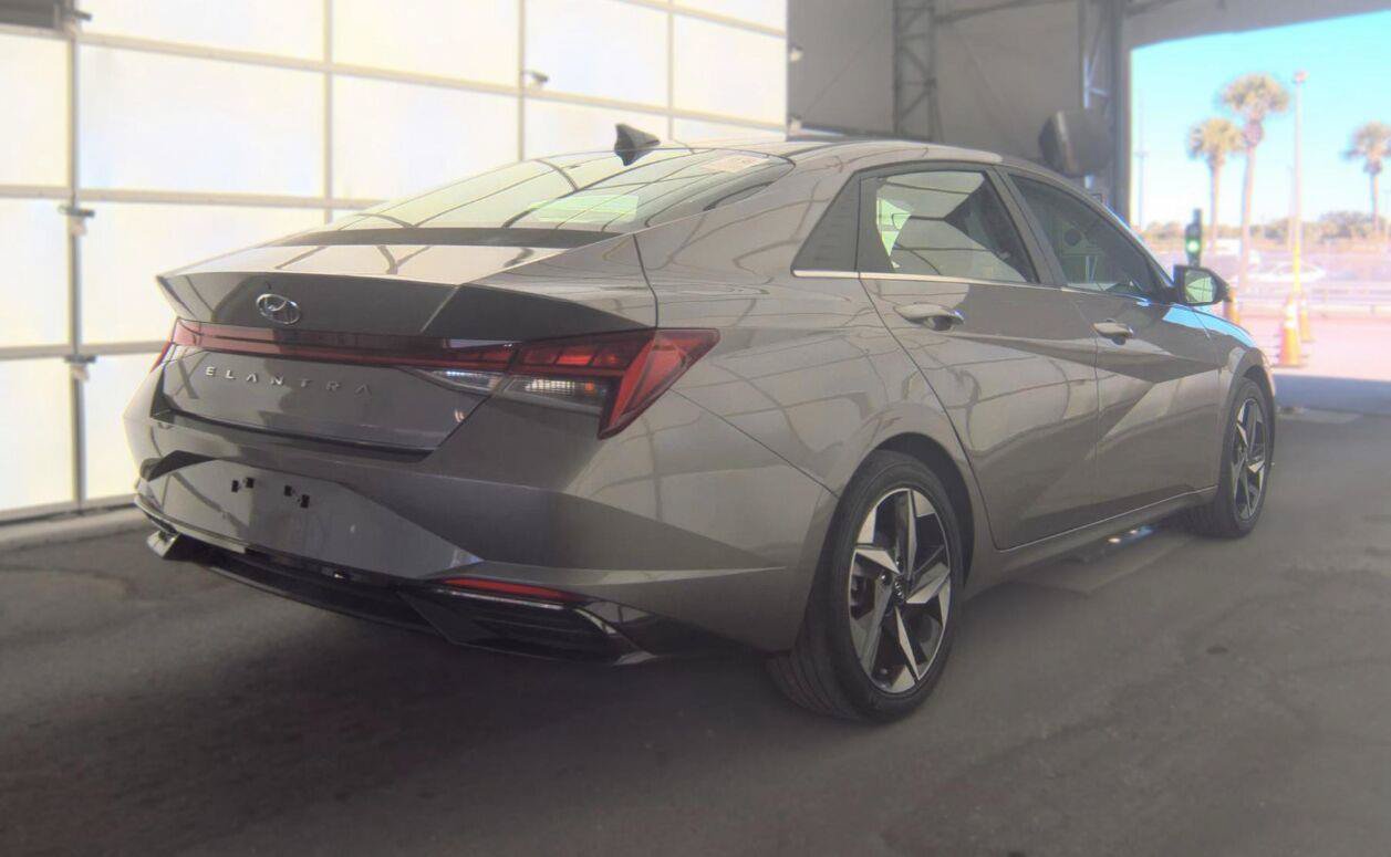 Used 2022 Hyundai Elantra SEL w/ Convenience + Premium Package FWD image 2