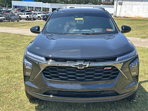 Used 2025 Chevrolet Trax RS FWD image 2
