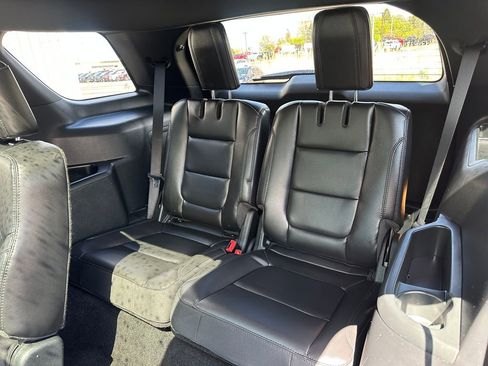 Used 2018 Ford Explorer XLT w/ Equipment Group 202A AWD/4WD image 28