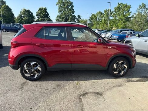 Used 2025 Hyundai Venue SEL FWD image 2