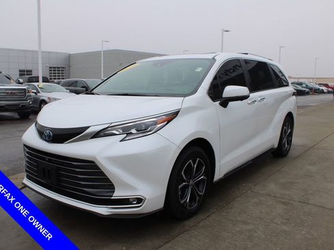Used 2025 Toyota Sienna Platinum image 3