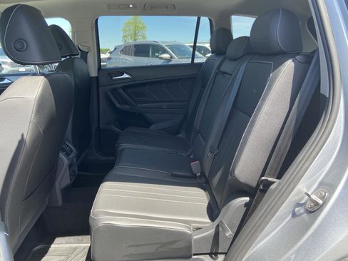 Used 2023 Volkswagen Tiguan SE w/ Panoramic Sunroof Package FWD image 16