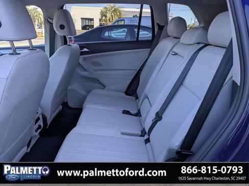 Used 2022 Volkswagen Tiguan SE w/ Panoramic Sunroof Package image 12
