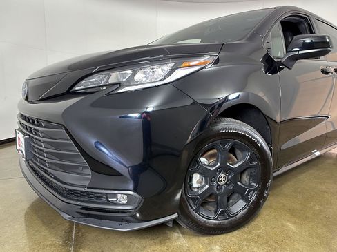 Used 2025 Toyota Sienna XLE Woodland Edition AWD/4WD image 5