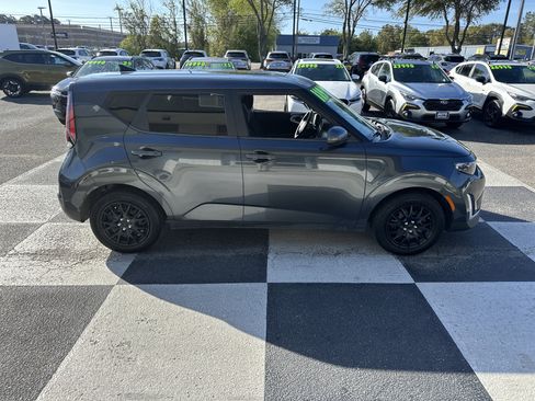 Used 2023 Kia Soul LX image 3