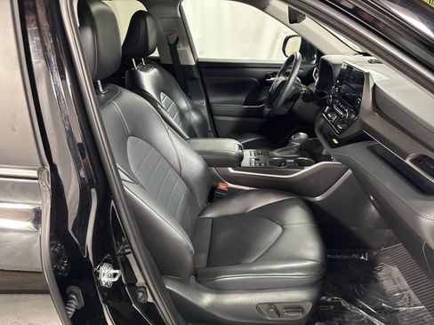 Used 2023 Toyota Highlander XLE AWD/4WD image 38
