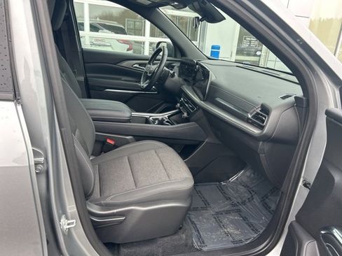 Used 2025 Chevrolet Traverse LT image 40