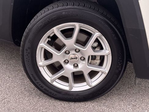 Used 2023 Jeep Renegade Latitude AWD/4WD image 19