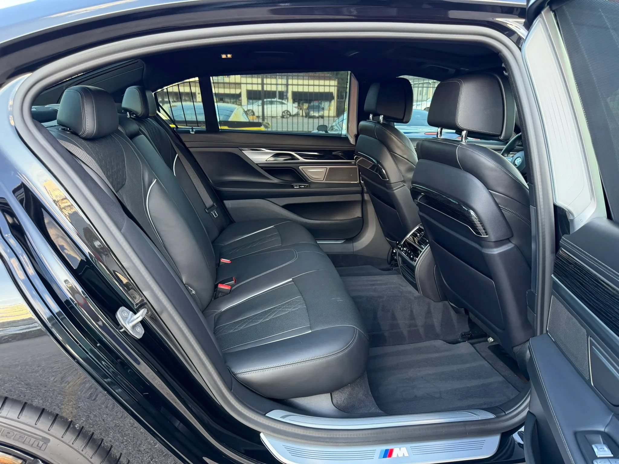 Used 2020 BMW 750i xDrive w/ Autobahn Package AWD/4WD image 26
