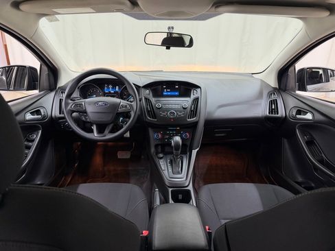 Used 2018 Ford Focus SE w/ SE Appearance Package image 19