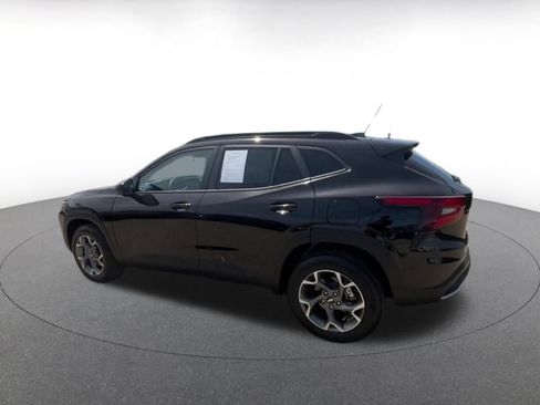 Used 2025 Chevrolet Trax LT w/ LT Convenience Package image 10