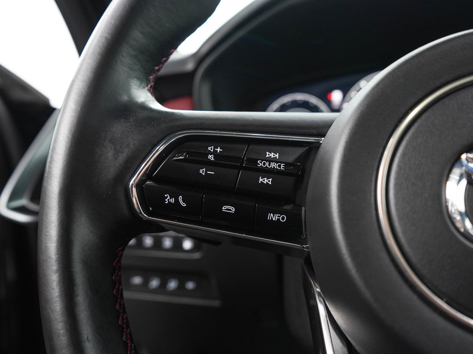 Certified 2025 MAZDA CX-70 Plug-In Hybrid w/ Premium Plus AWD/4WD image 27