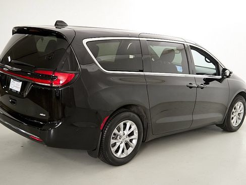 Used 2025 Chrysler Pacifica Select AWD/4WD image 9